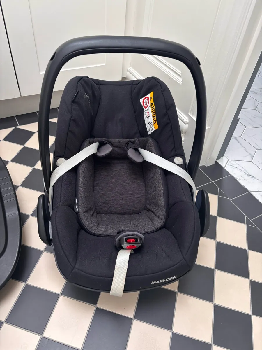 Maxi-Cosi Pebble Infant Car Seat and Isofix Base - Image 2