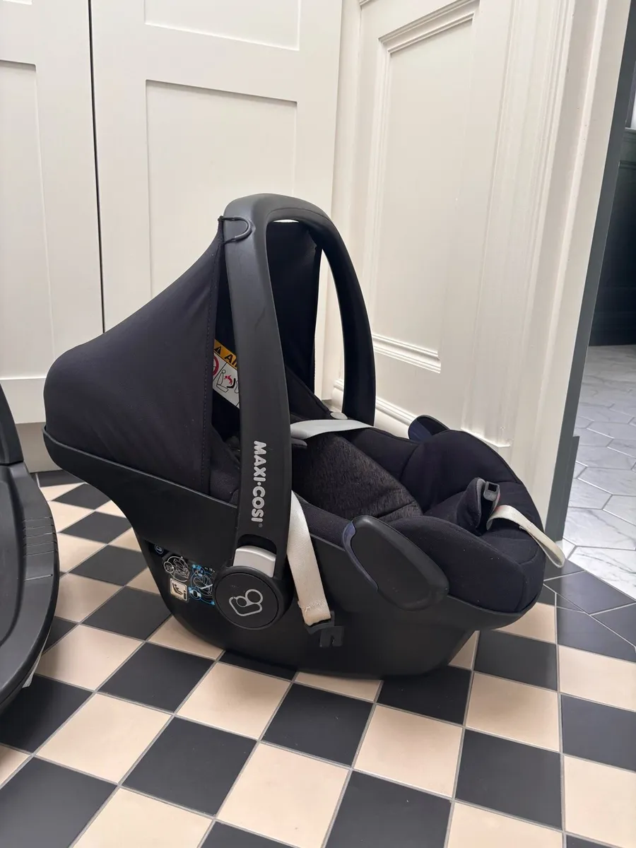 Maxi-Cosi Pebble Infant Car Seat and Isofix Base - Image 3