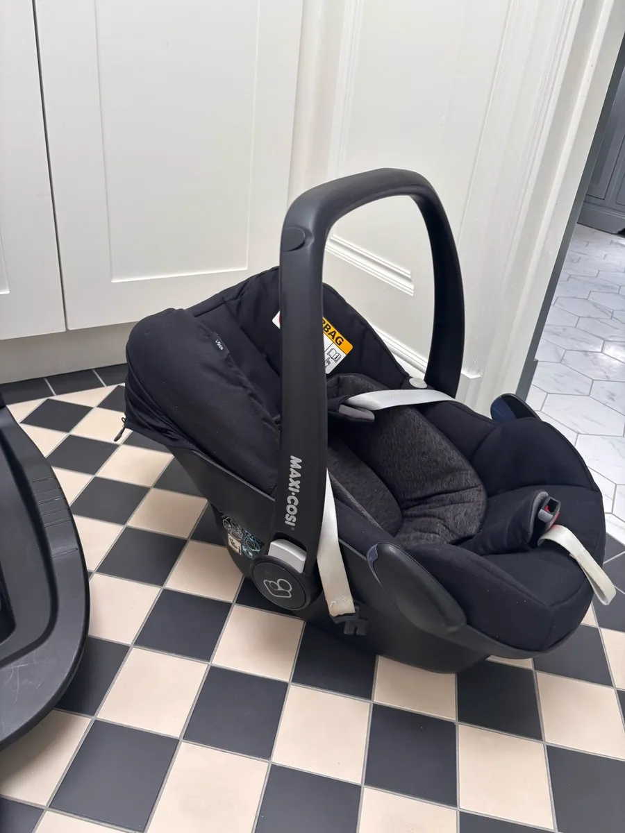 Maxi-Cosi Pebble Infant Car Seat and Isofix Base - Image 4