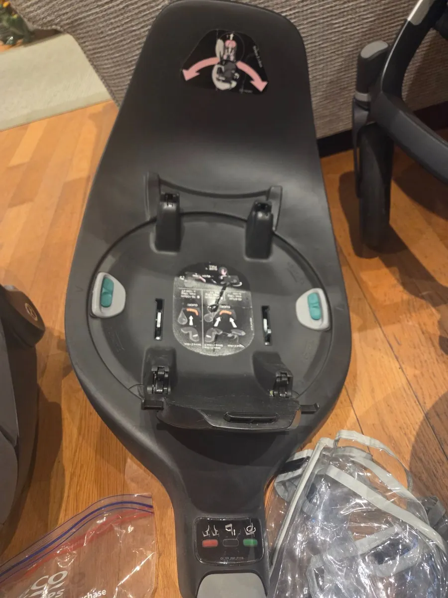 Uppababy Vista Travel System with Cybex Babyseat - Image 1