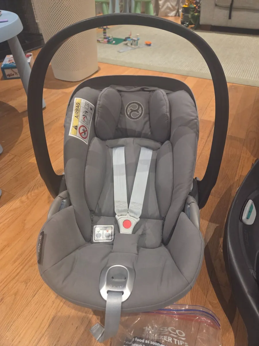 Uppababy Vista Travel System with Cybex Babyseat - Image 3