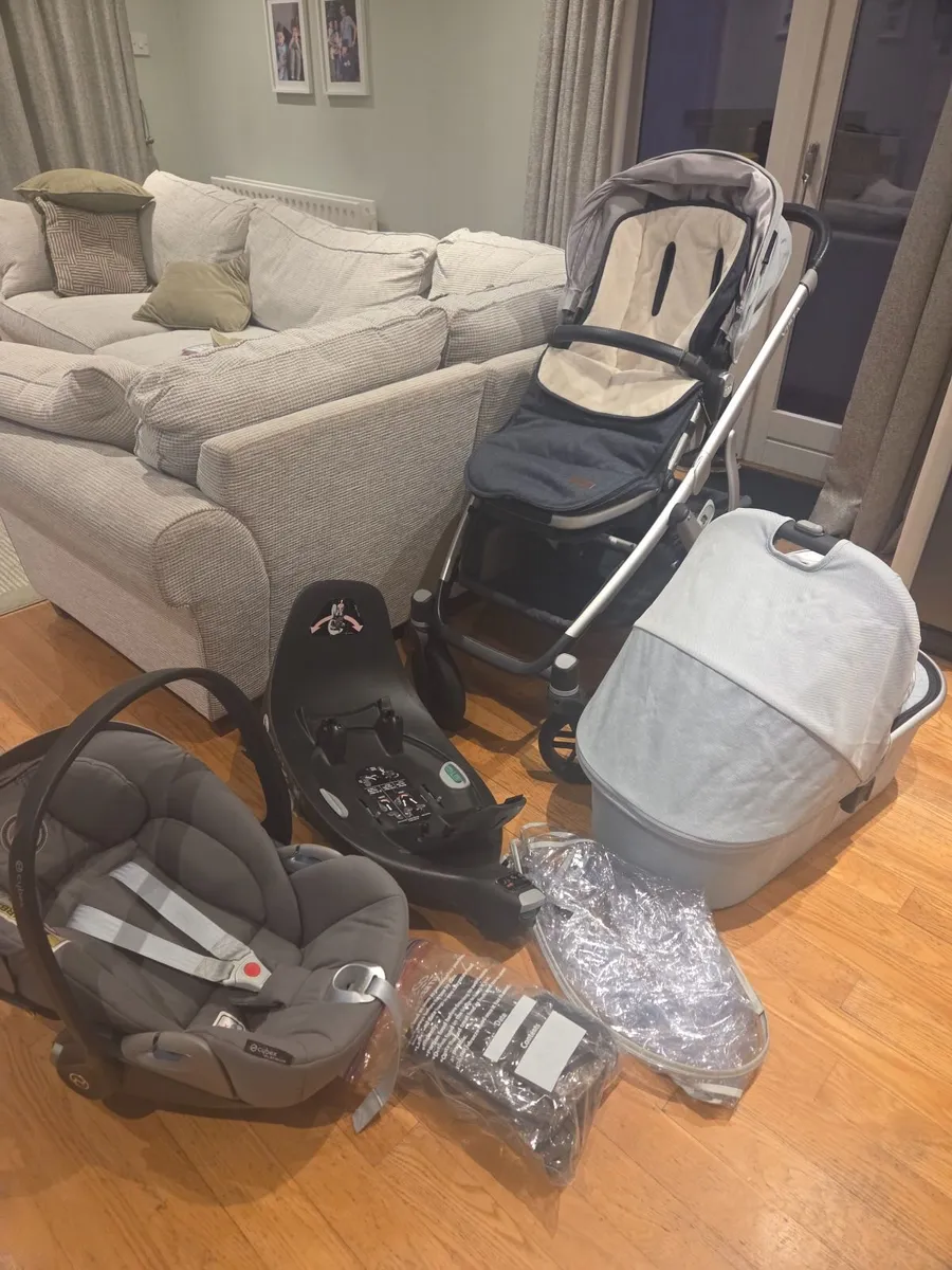 Uppababy Vista Travel System with Cybex Babyseat - Image 4