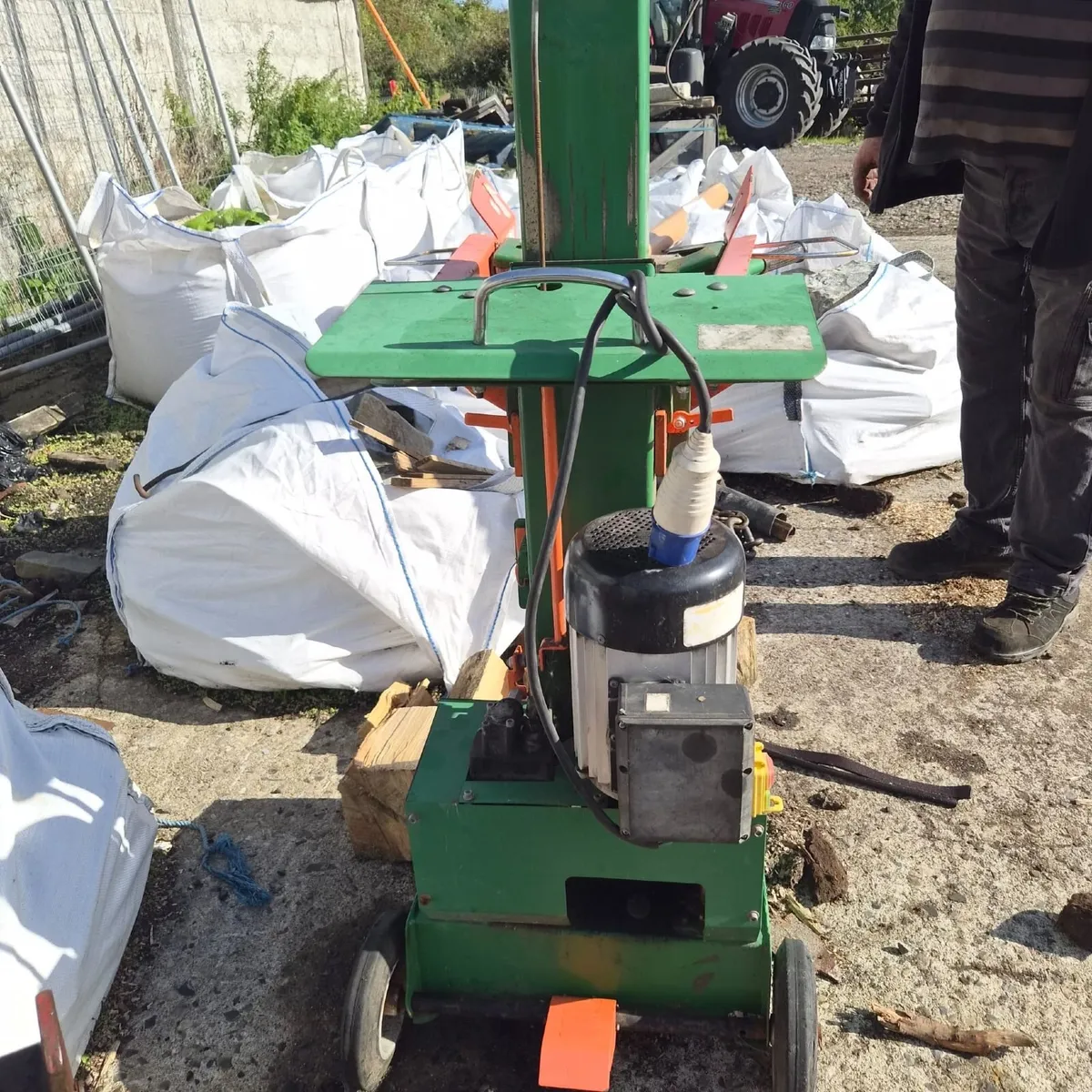 circular saw and electric log splitter - Image 2