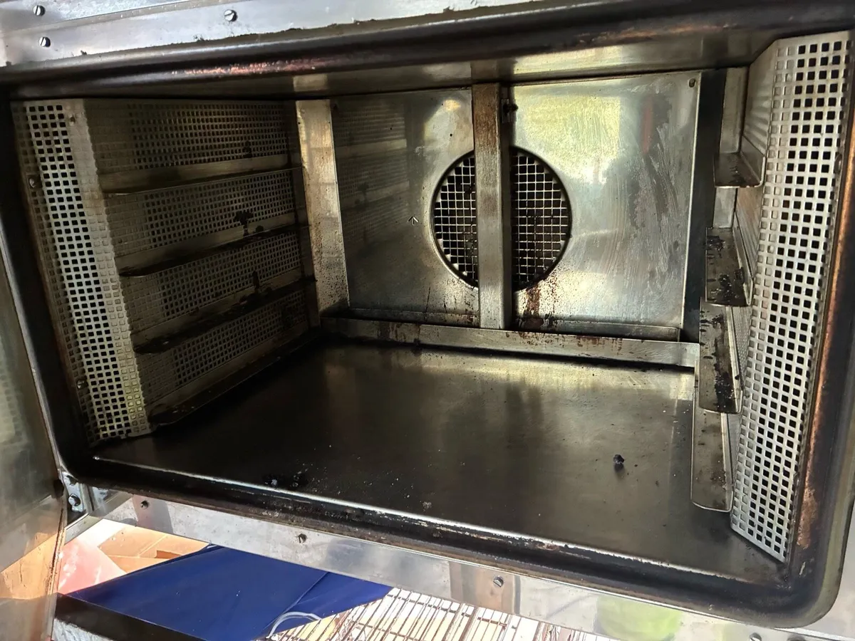 Kitchen oven stainelss steel with tray racking - Image 2