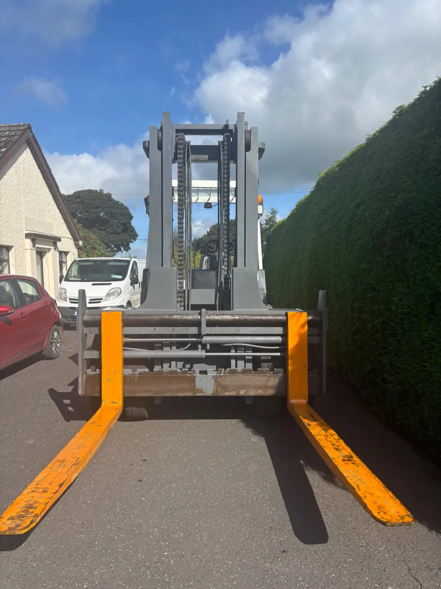 10 ton TCM Diesel forklift - Image 2