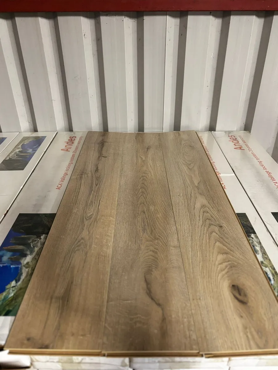 New 8mm Laminated Flooring Free Delivery - Image 3