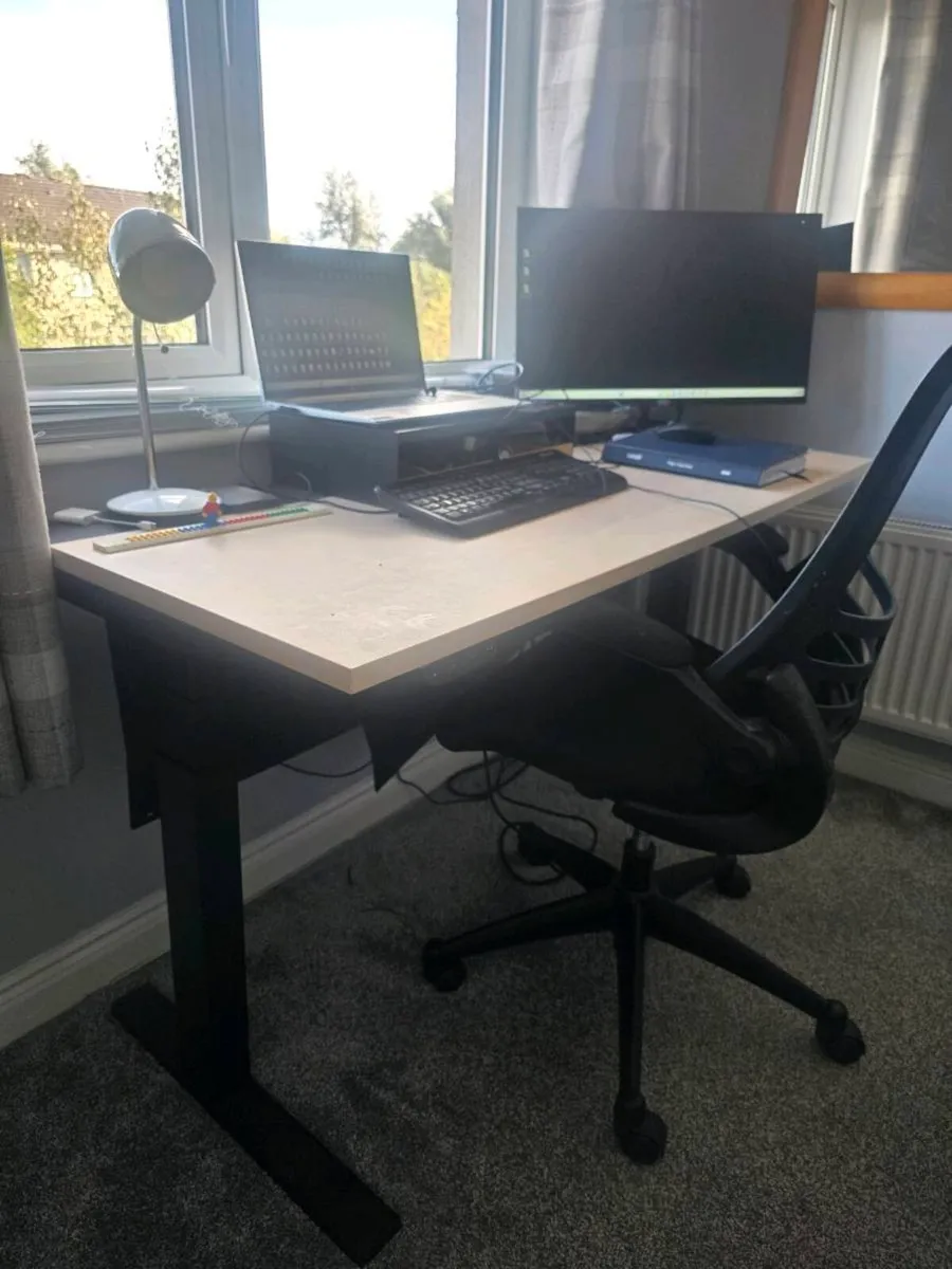 Sit/stand work desk 140cm x 60cm - Image 1
