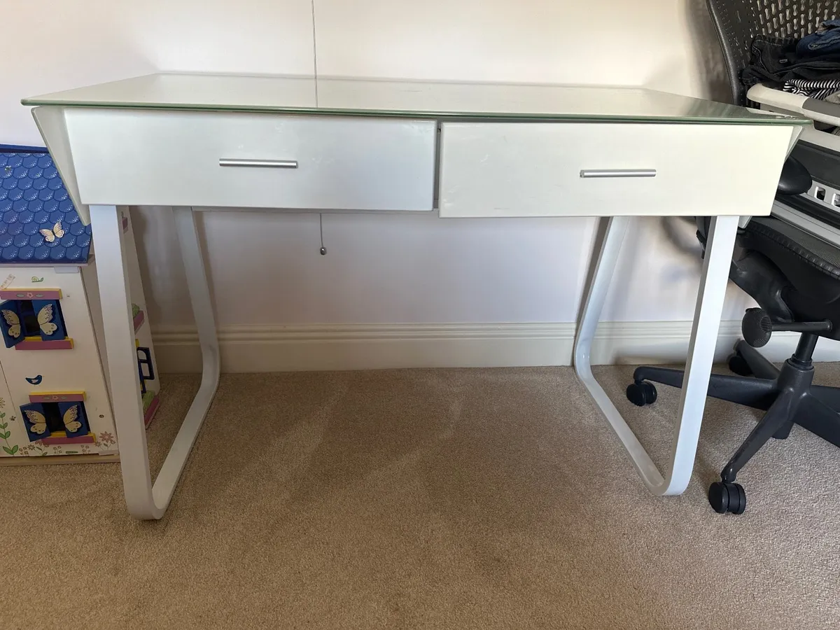 Free Desk - Image 2
