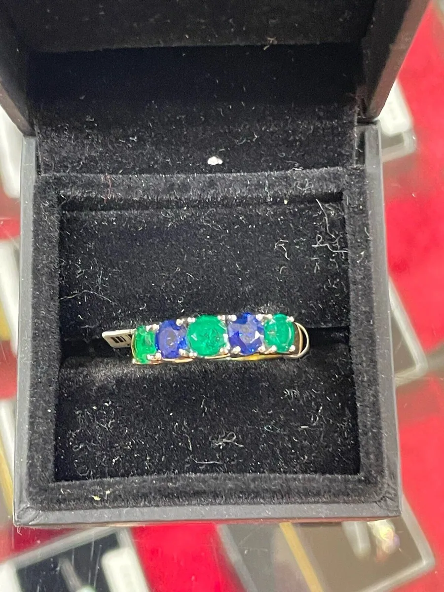 18k gold ring with emeralds and sapphires - Image 1