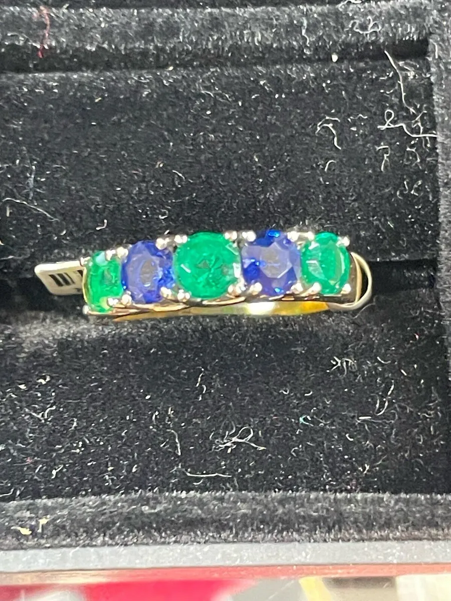 18k gold ring with emeralds and sapphires - Image 2