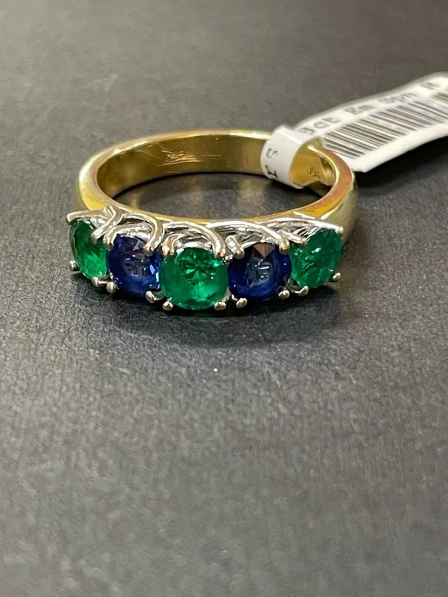 18k gold ring with emeralds and sapphires - Image 3