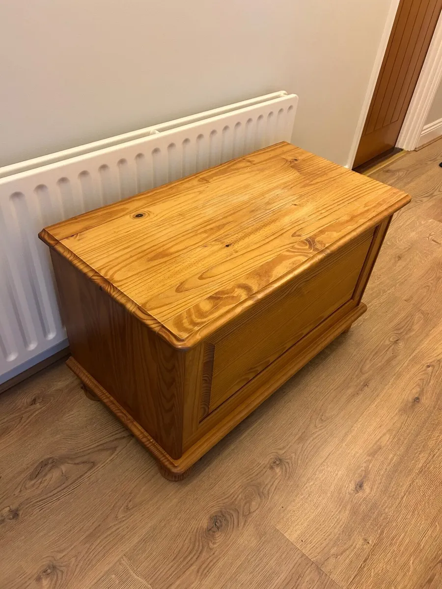 Wooden storage chest - Image 1