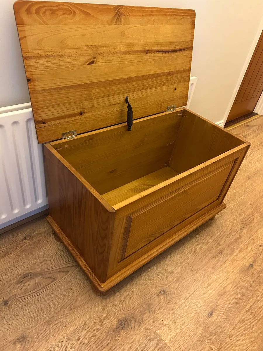 Wooden storage chest - Image 2