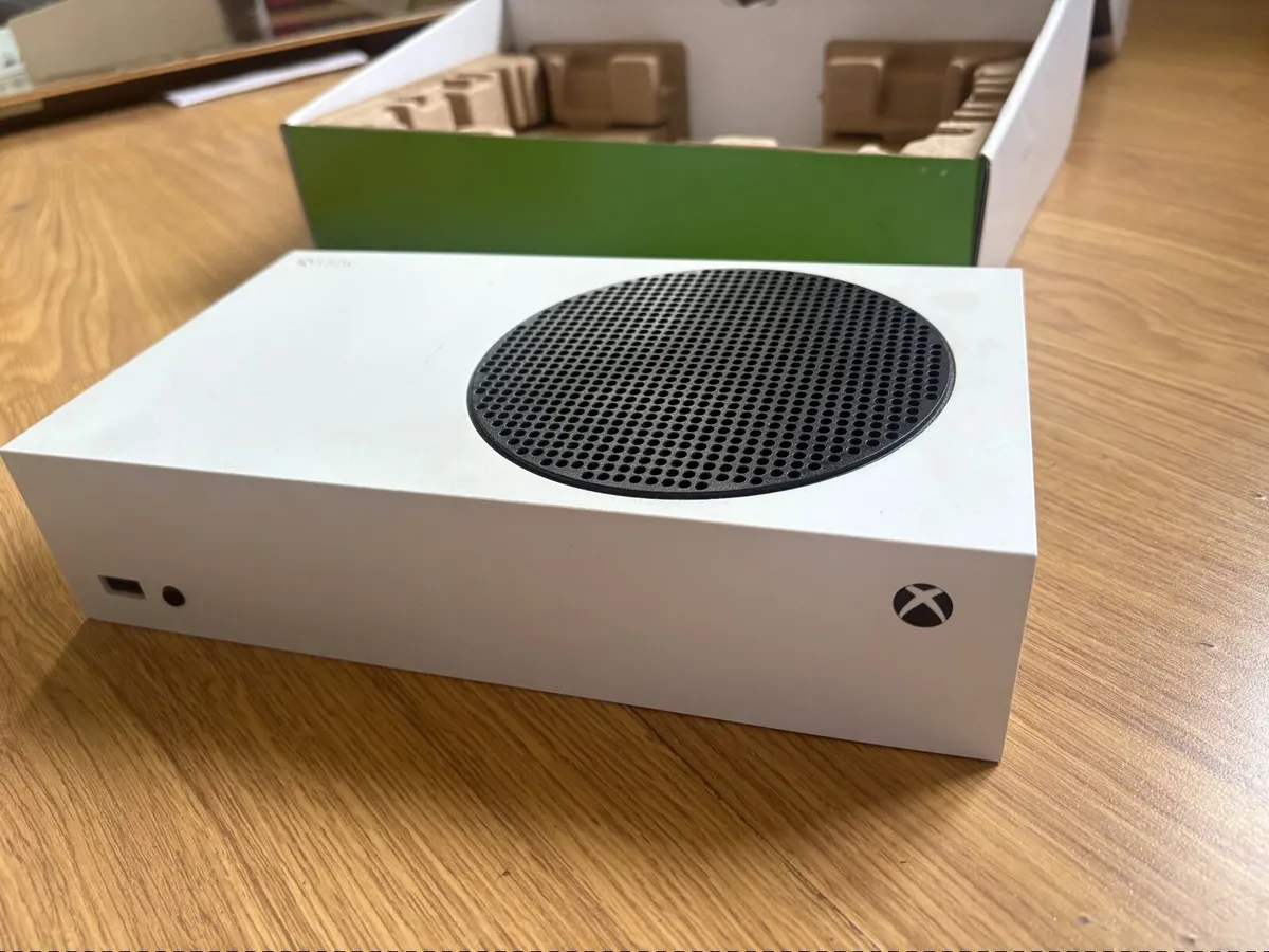 Xbox Series S ( inc Nintendo switch controller) - Image 3