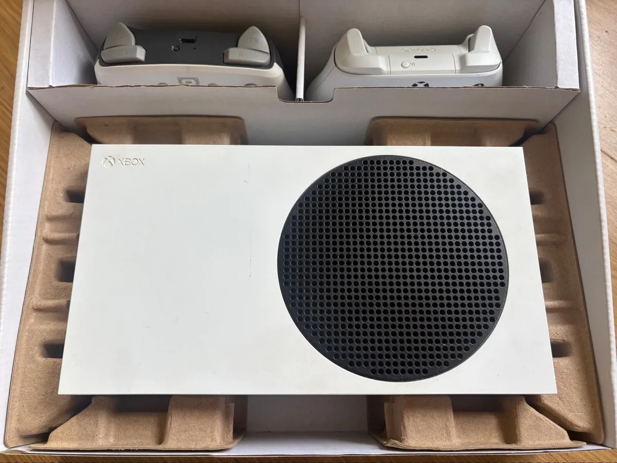 Xbox Series S ( inc Nintendo switch controller) - Image 4