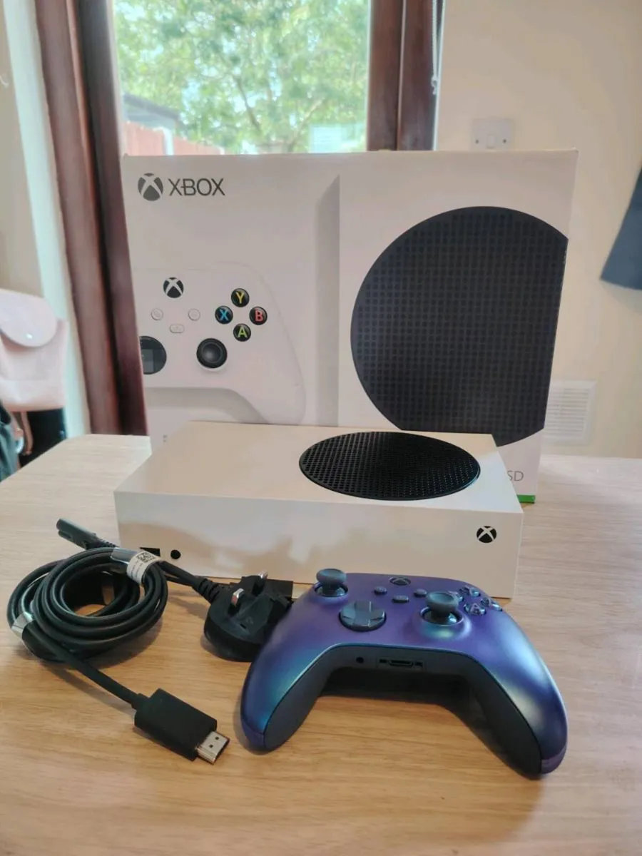 Xbox series S 512GB Mint Condition with Box - Image 1
