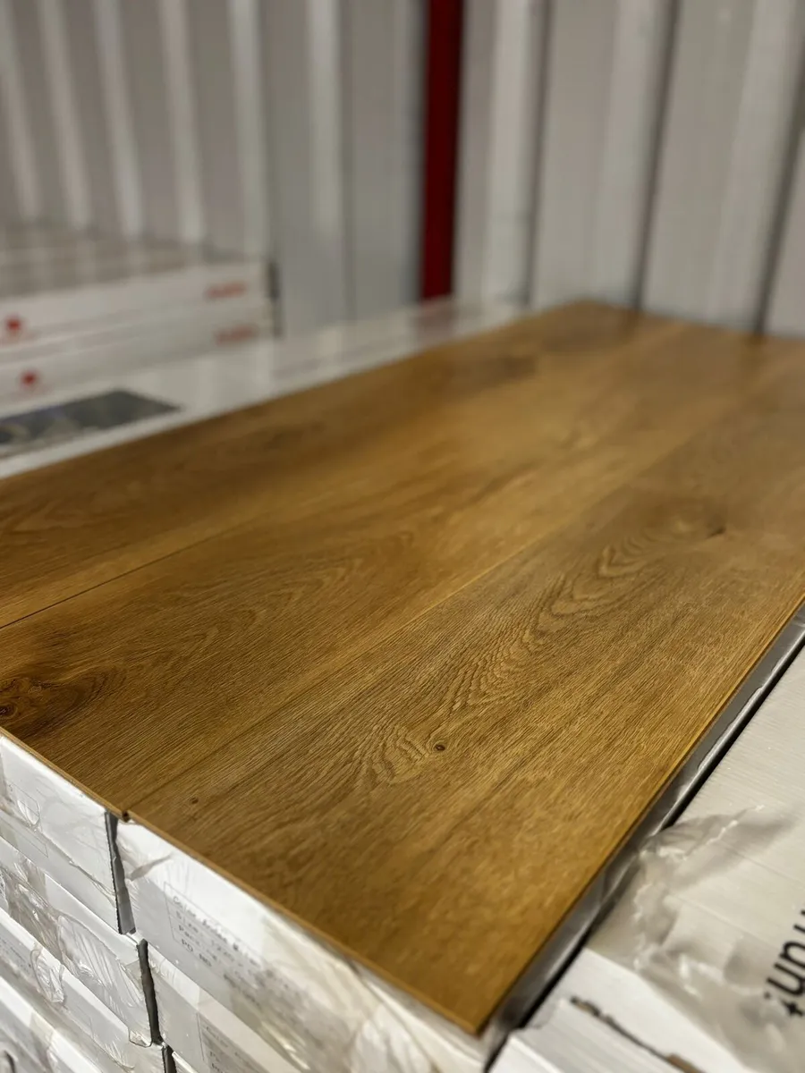 New Laminated Flooring Free Delivery 8mm Oak Milan - Image 1