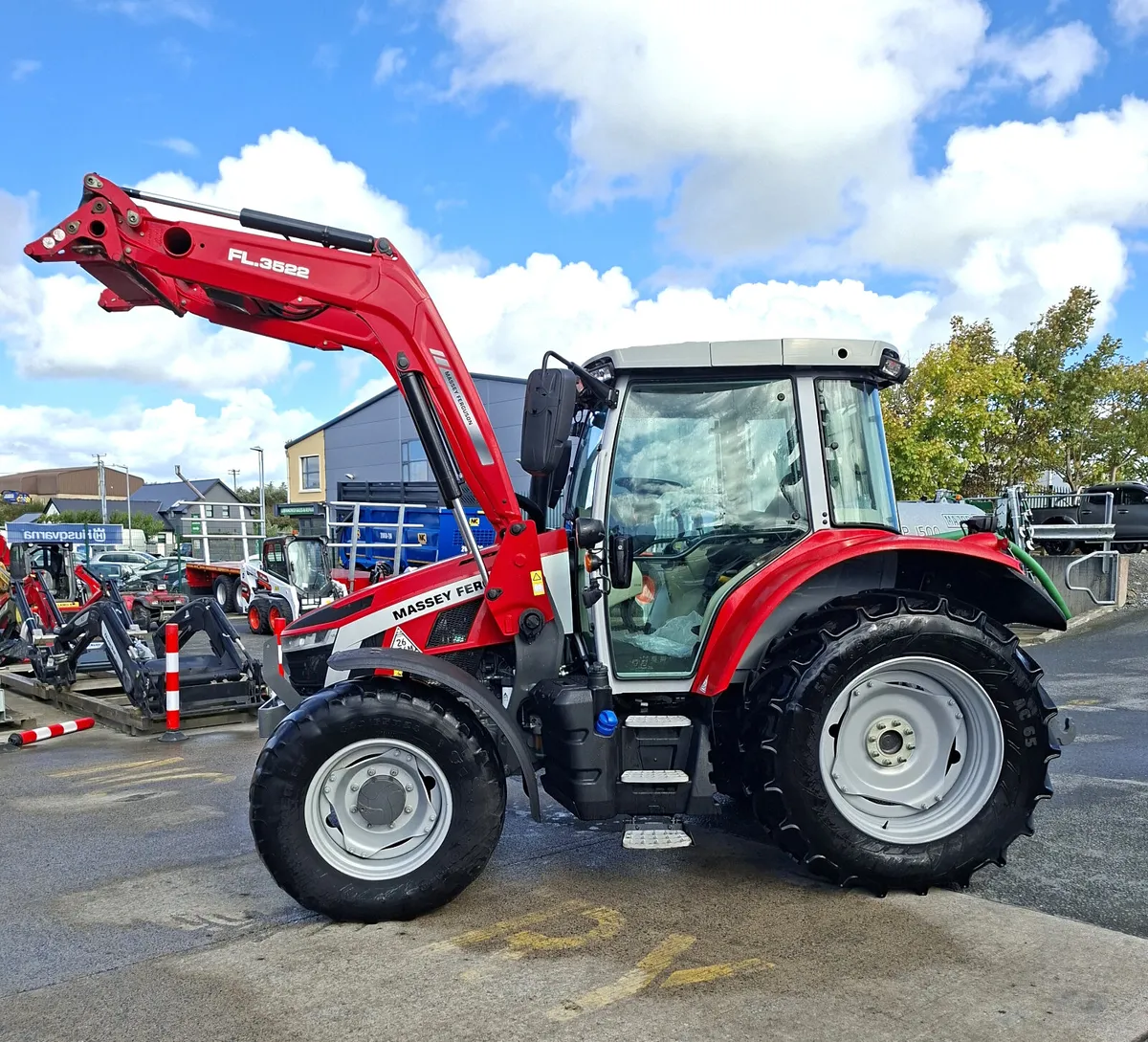 MASSEY FERGUSON 5S 115 + LOADER - Image 1