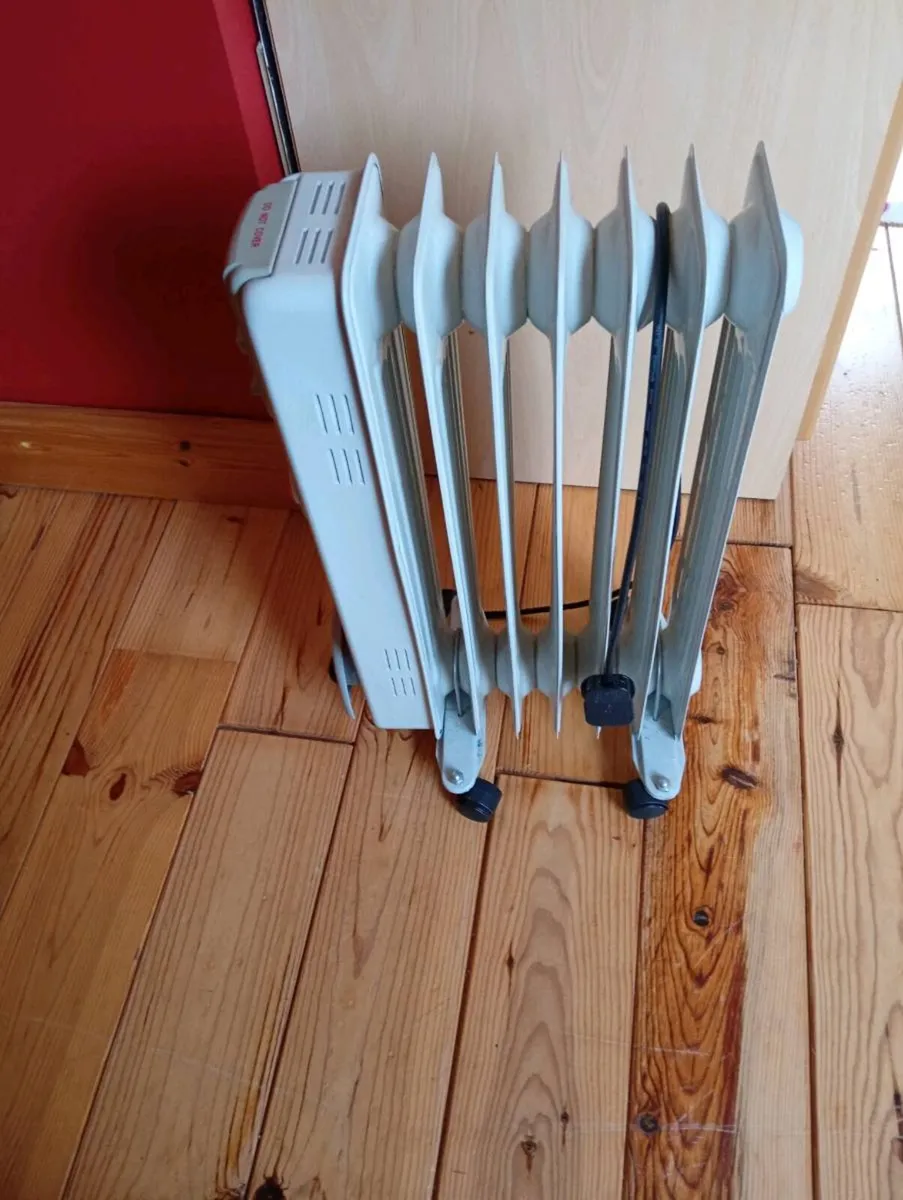 Small oil filled radiator with inbuilt timer. - Image 1