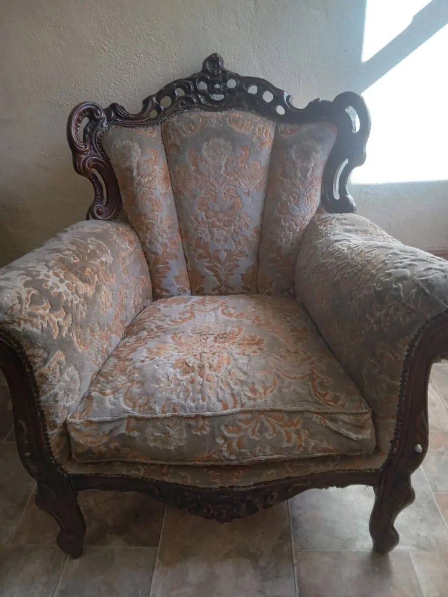 Armchair couch oak table. - Image 1
