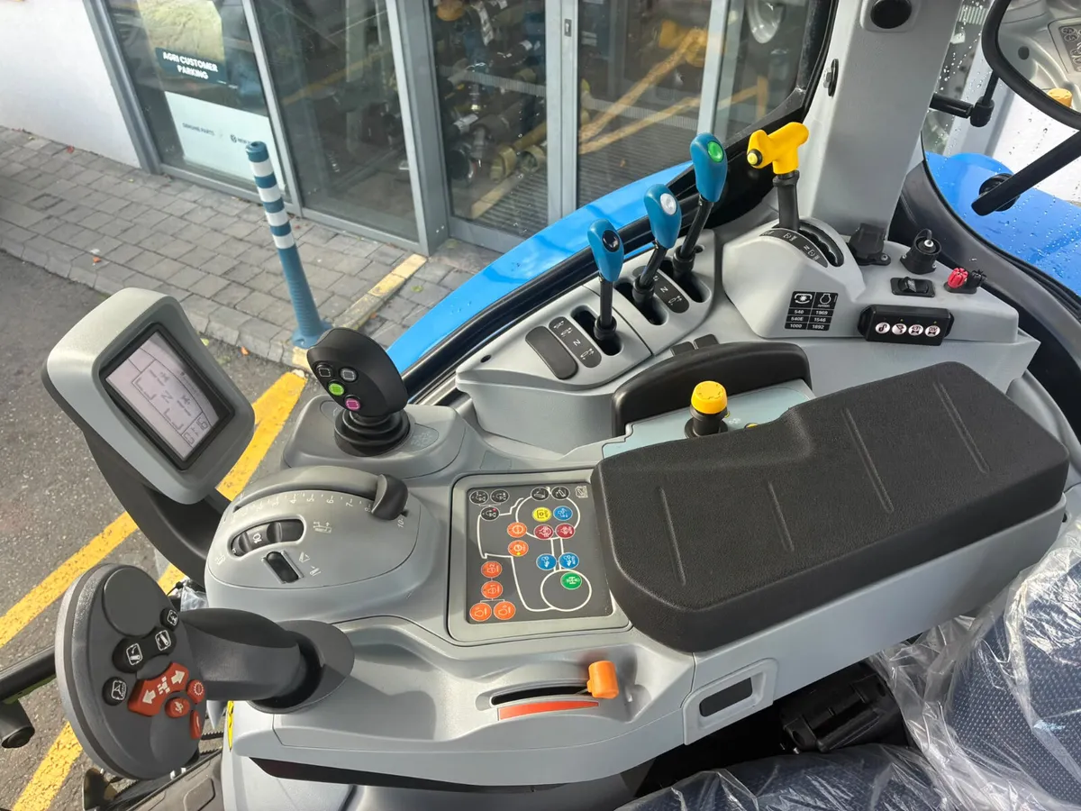 Ex Demo New Holland T5.120 DynamicCommand - Image 3