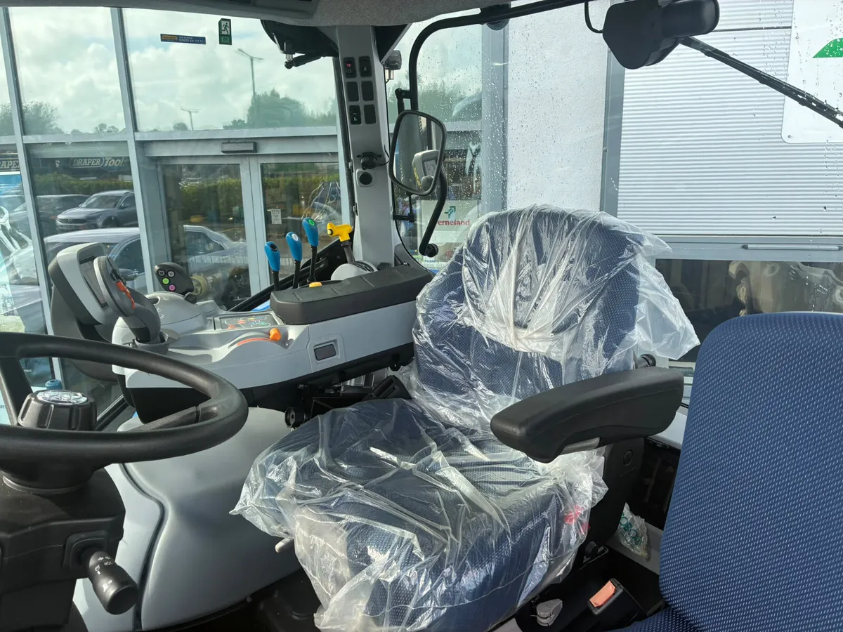 Ex Demo New Holland T5.120 DynamicCommand - Image 2