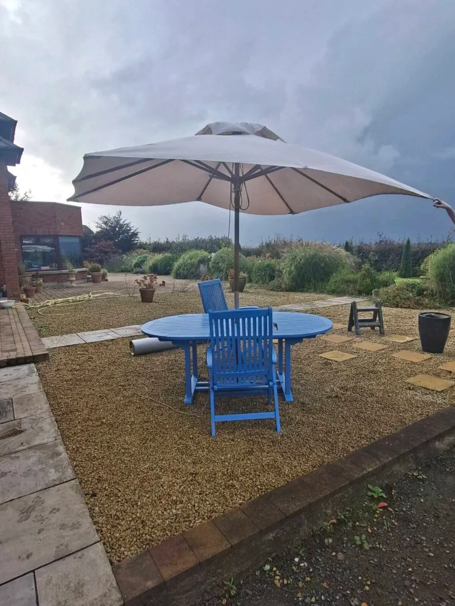Garden table chairs and paracol - Image 1