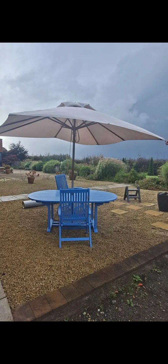 Garden table chairs and paracol - Image 2