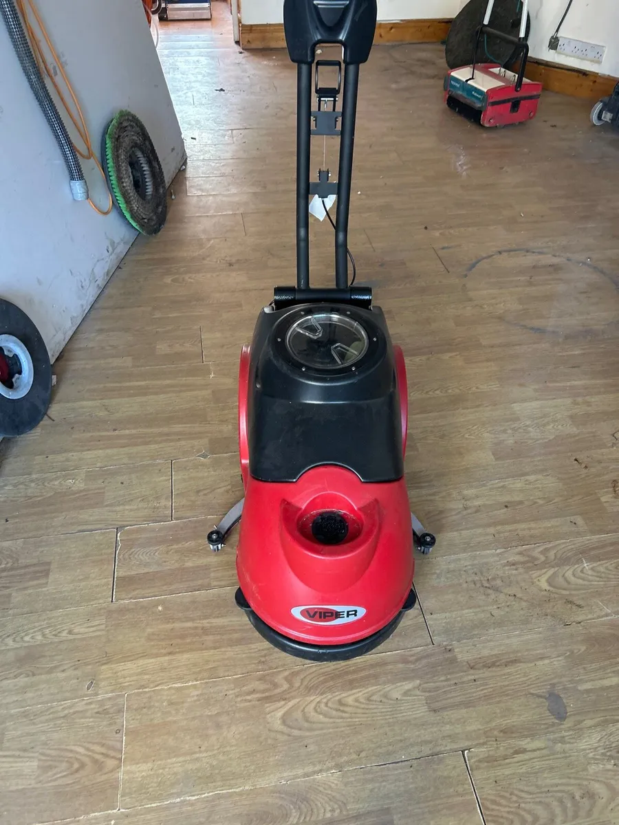 Battery operated scrubber dryer - Image 1