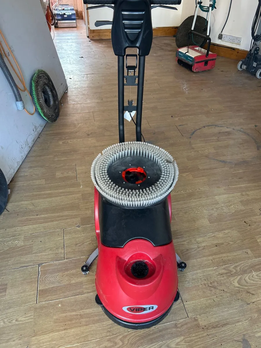 Battery operated scrubber dryer - Image 2