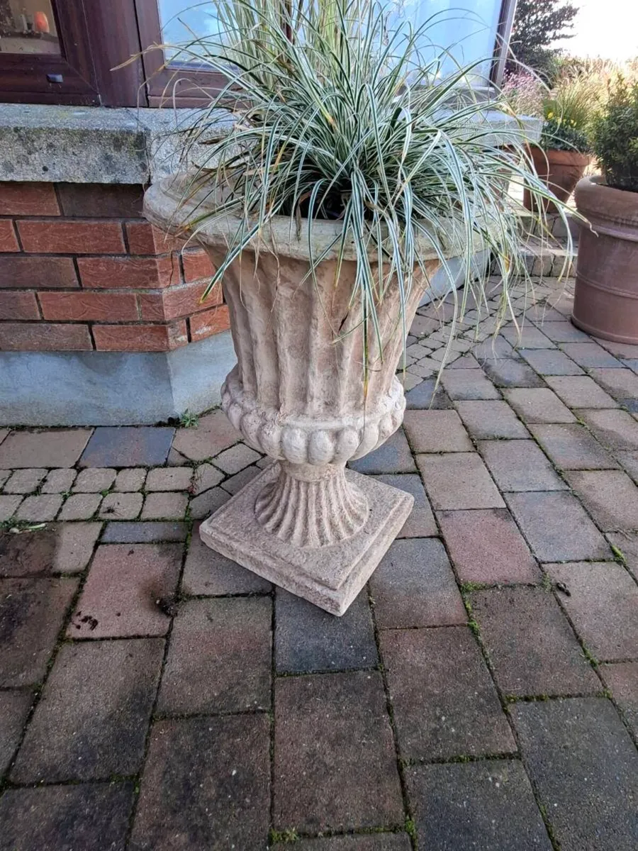 Vintage style planter/urn