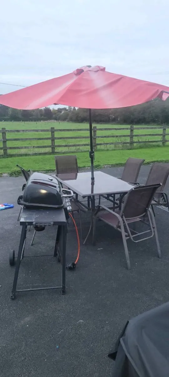Garden furniture and barbecue - Image 1