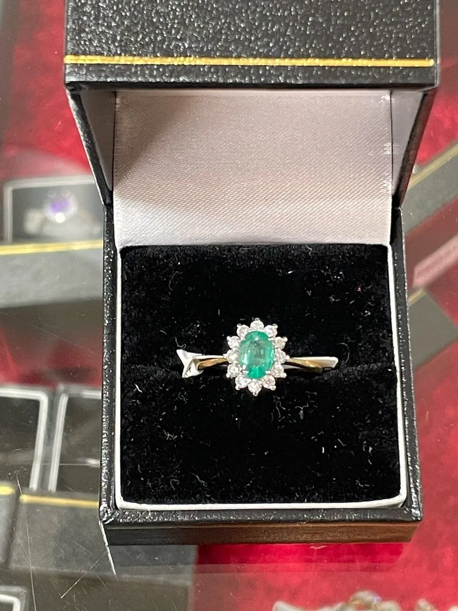 18k gold ring with emerald and diamonds - Image 1