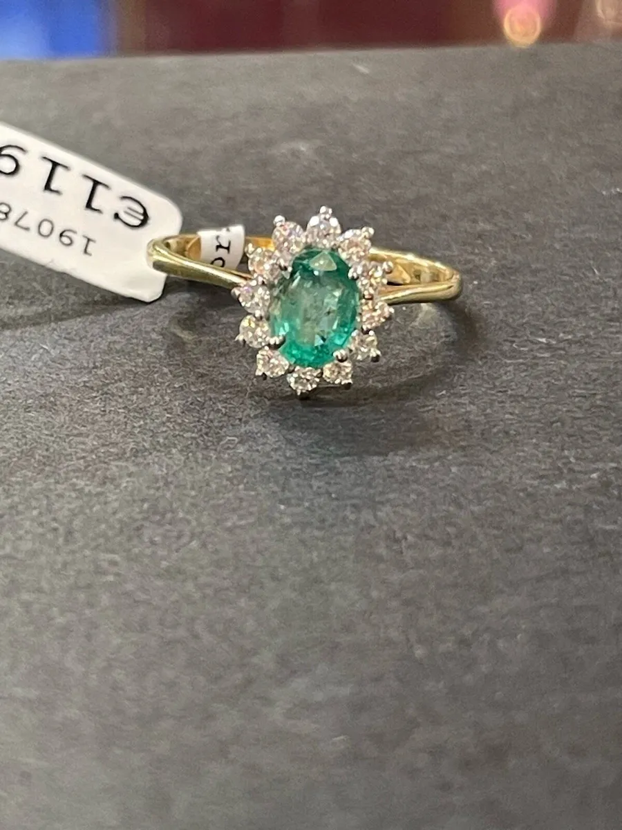 18k gold ring with emerald and diamonds - Image 3