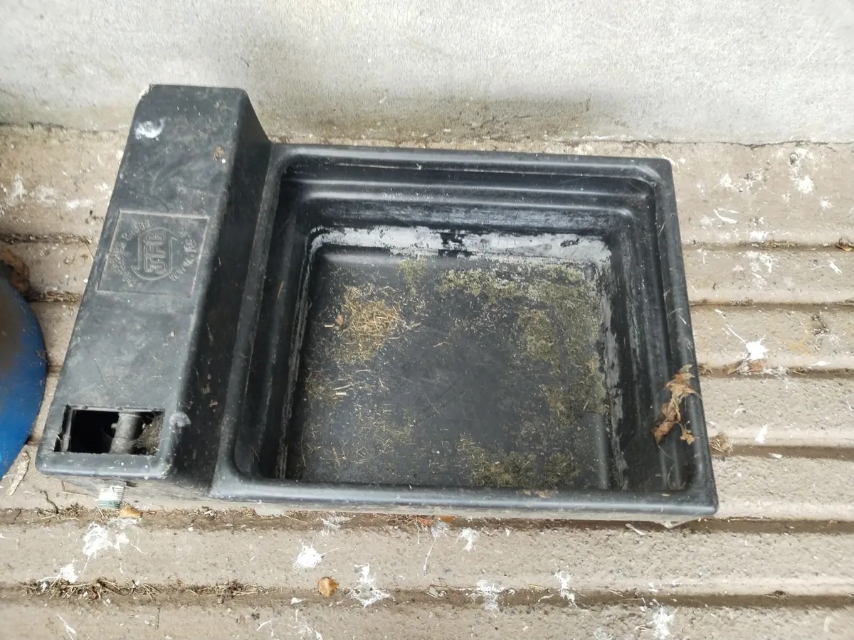 Dog trailer, dog house, water trough - Image 1