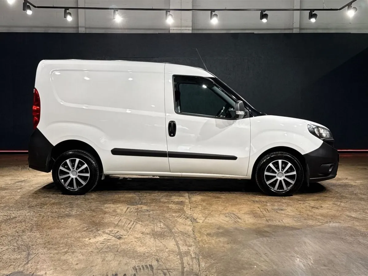 Fiat Doblo 6 SPEED MANUAL 1.6L DIESEL - PRICE IS E - Image 3