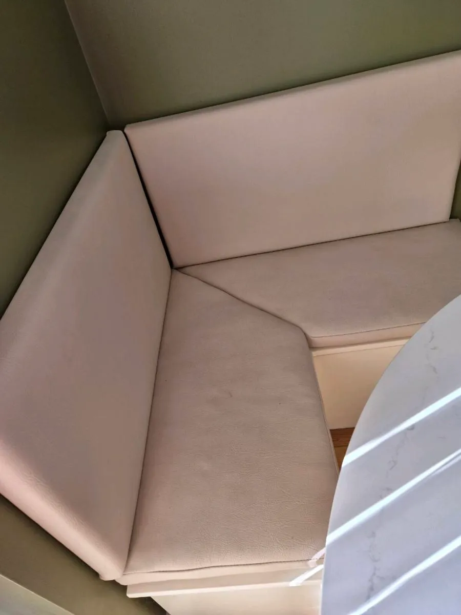 Cream corner seat with cushions - Image 1