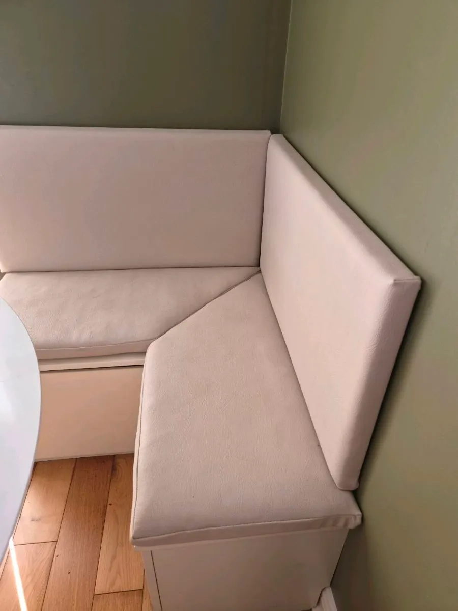 Cream corner seat with cushions - Image 3