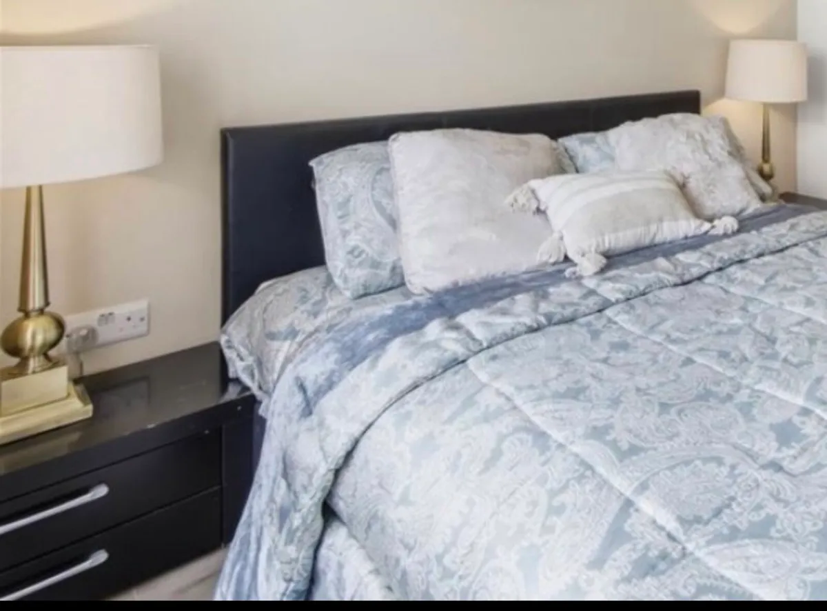King size bed - Image 2