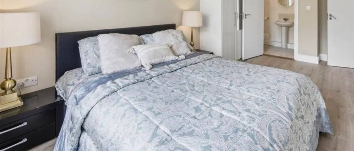 King size bed - Image 1