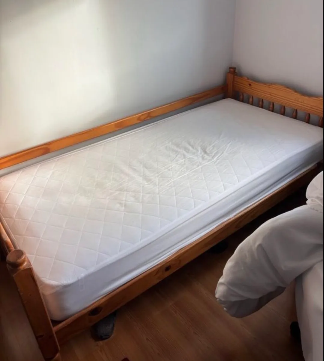 Single bed - Frame and Mattress - Image 2