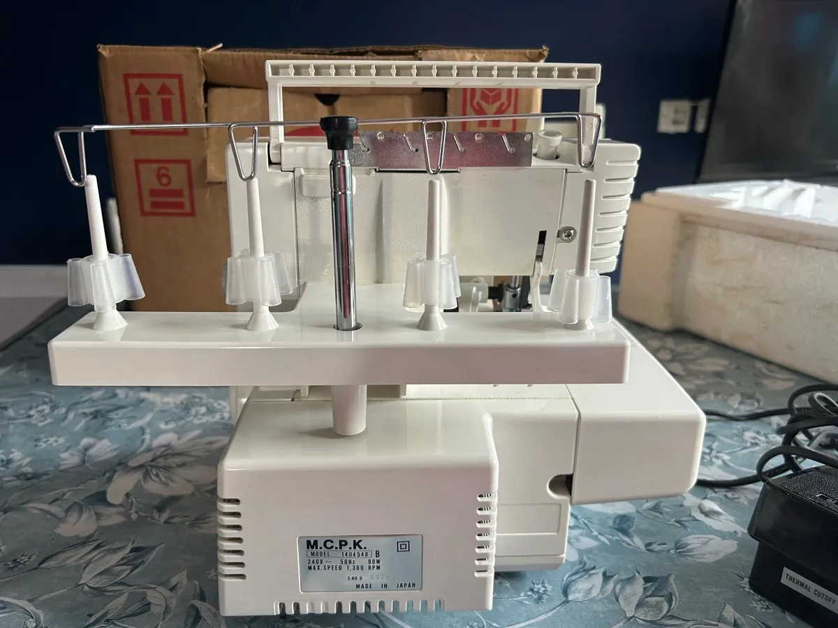 Singer overlocker model 14U454B (never used) - Image 3