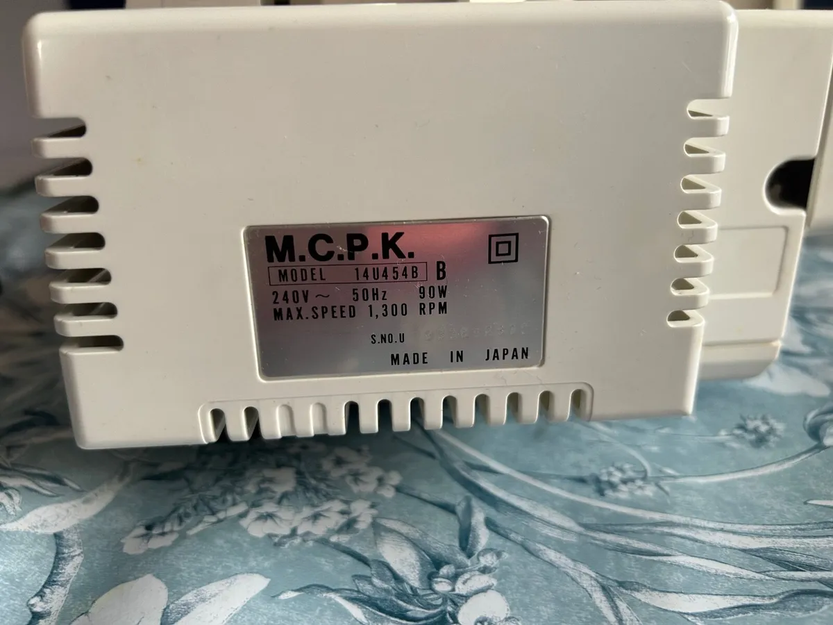 Singer overlocker model 14U454B (never used) - Image 4