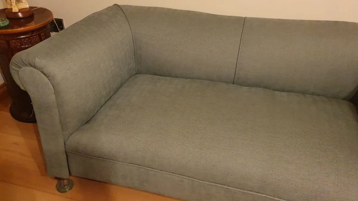 Chesterfield sofa - Image 2