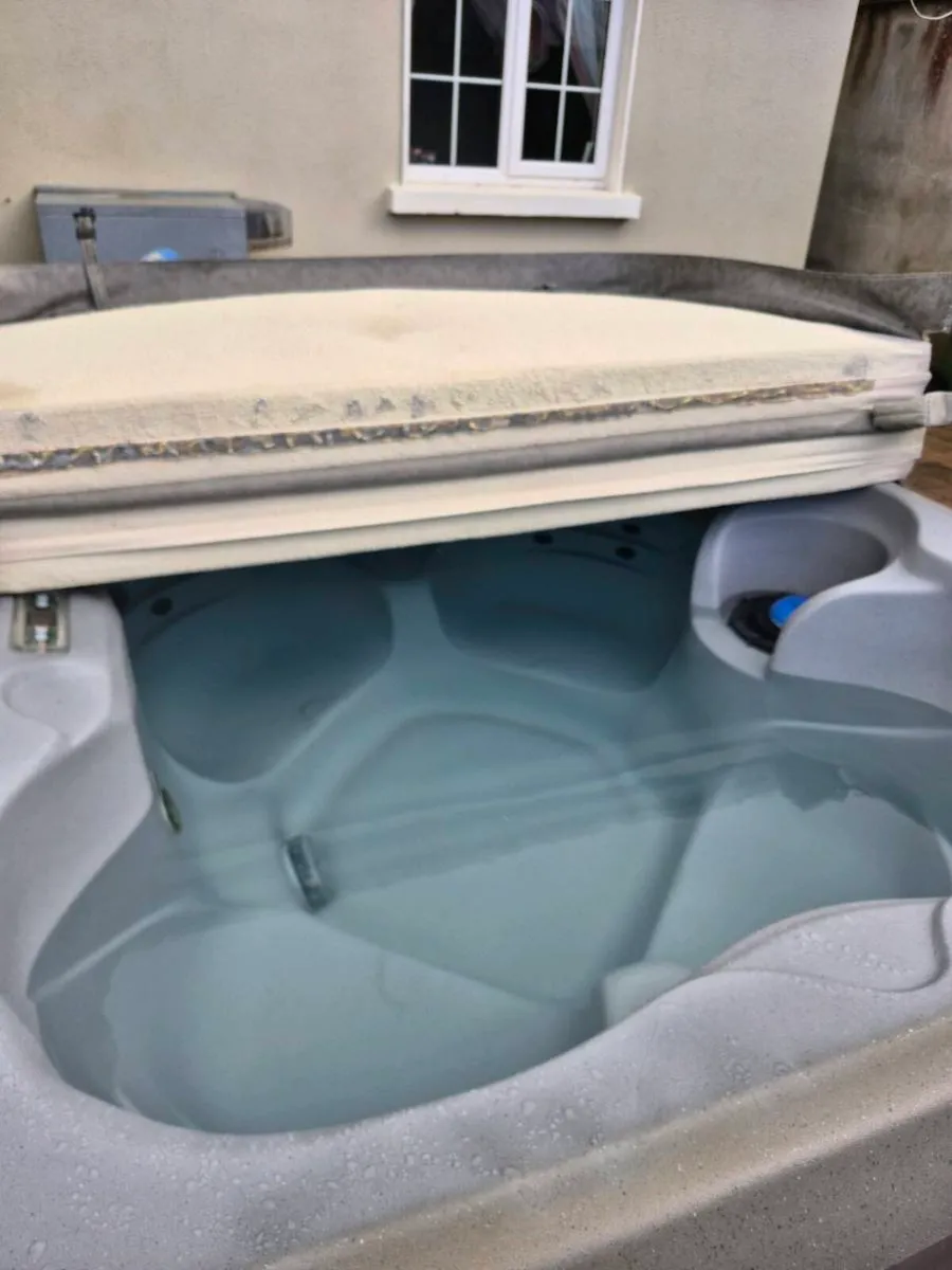 Hot tub/jacuzzi - Image 1