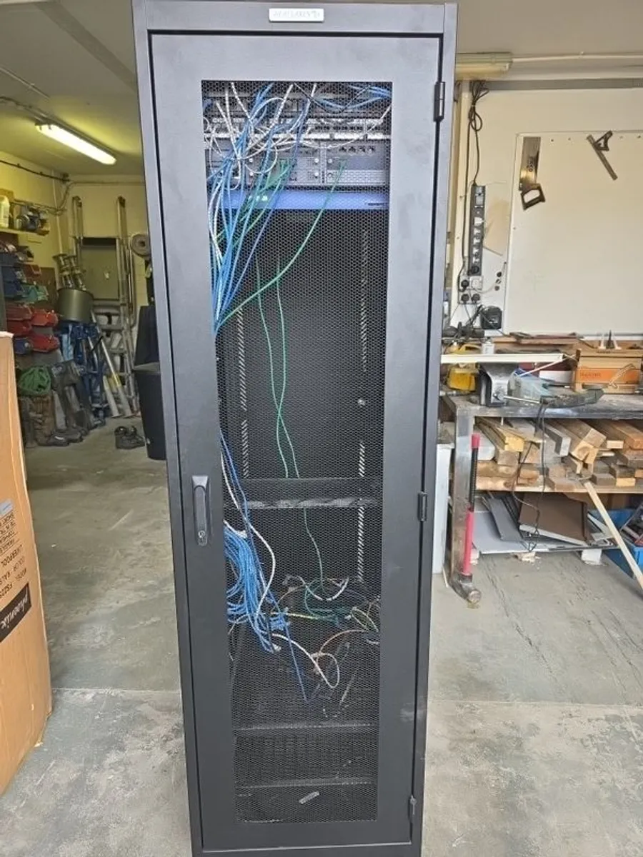 Server rack - Image 1