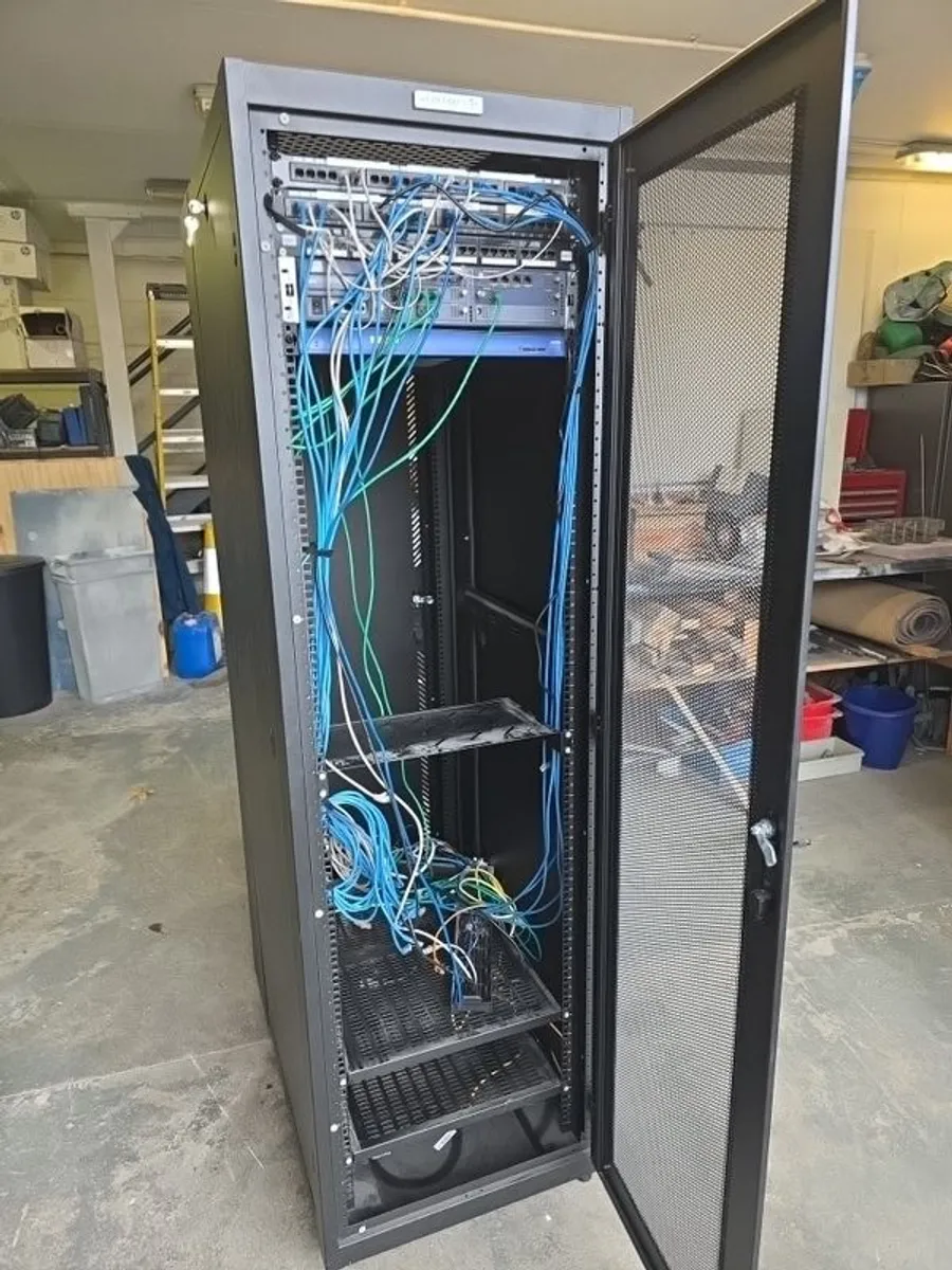 Server rack - Image 2