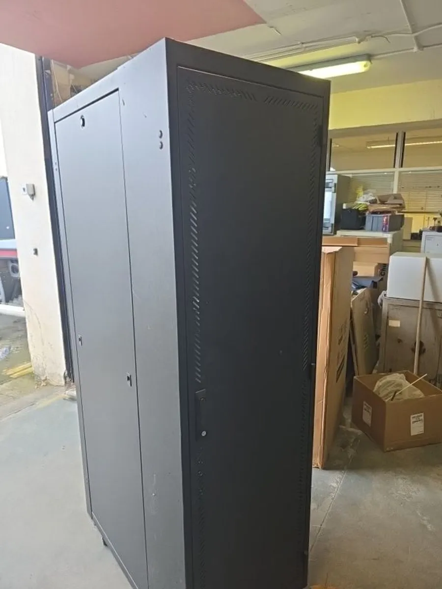 Server rack - Image 3