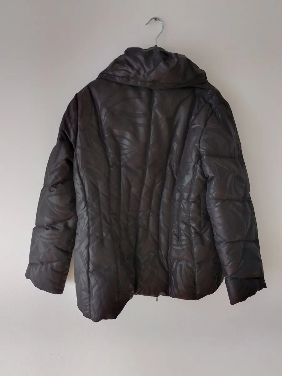 PER UNA WOMENS FEATHER & DOWN JACKET. SIZE 16. - Image 2
