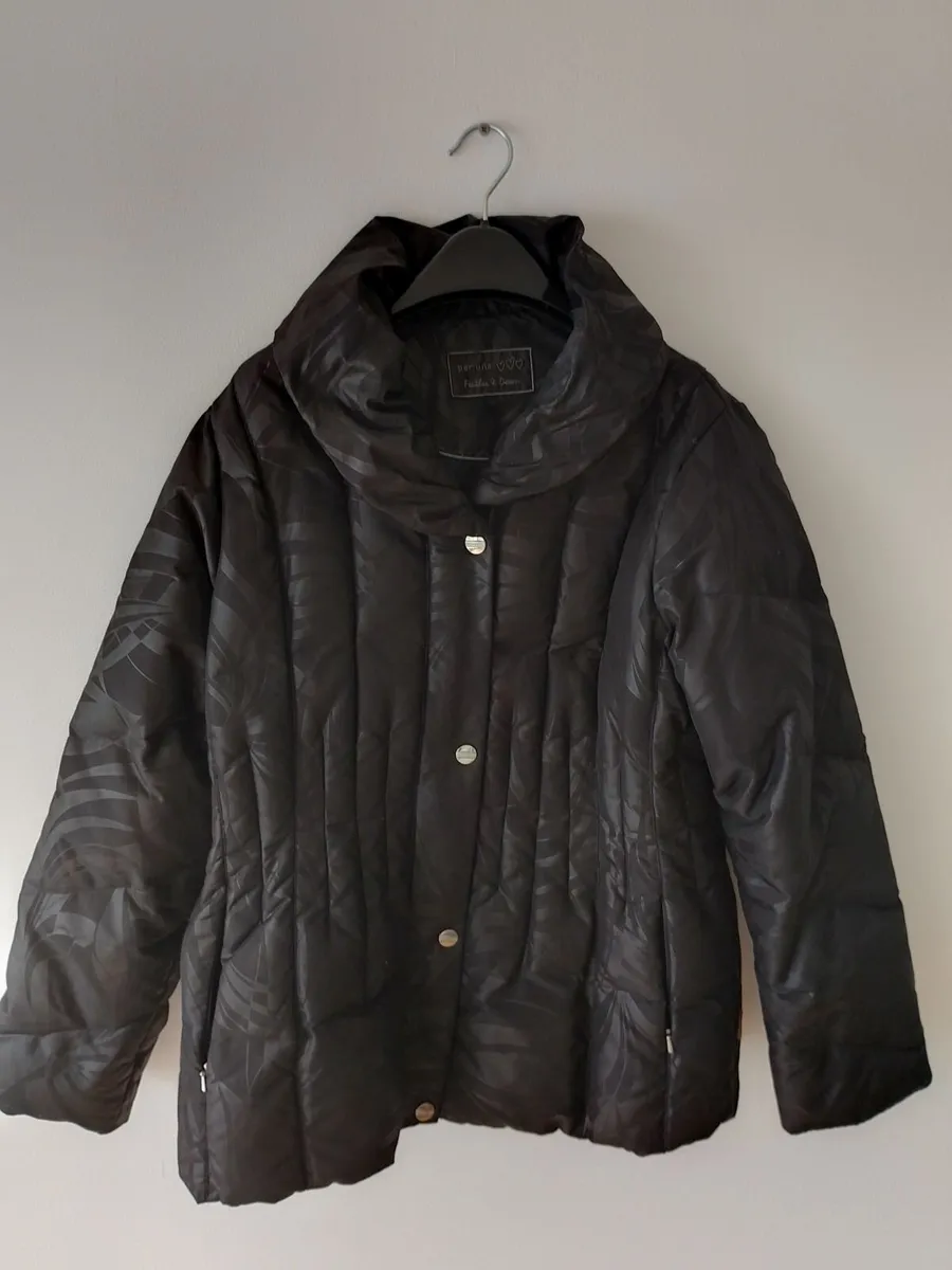 PER UNA WOMENS FEATHER & DOWN JACKET. SIZE 16. - Image 1